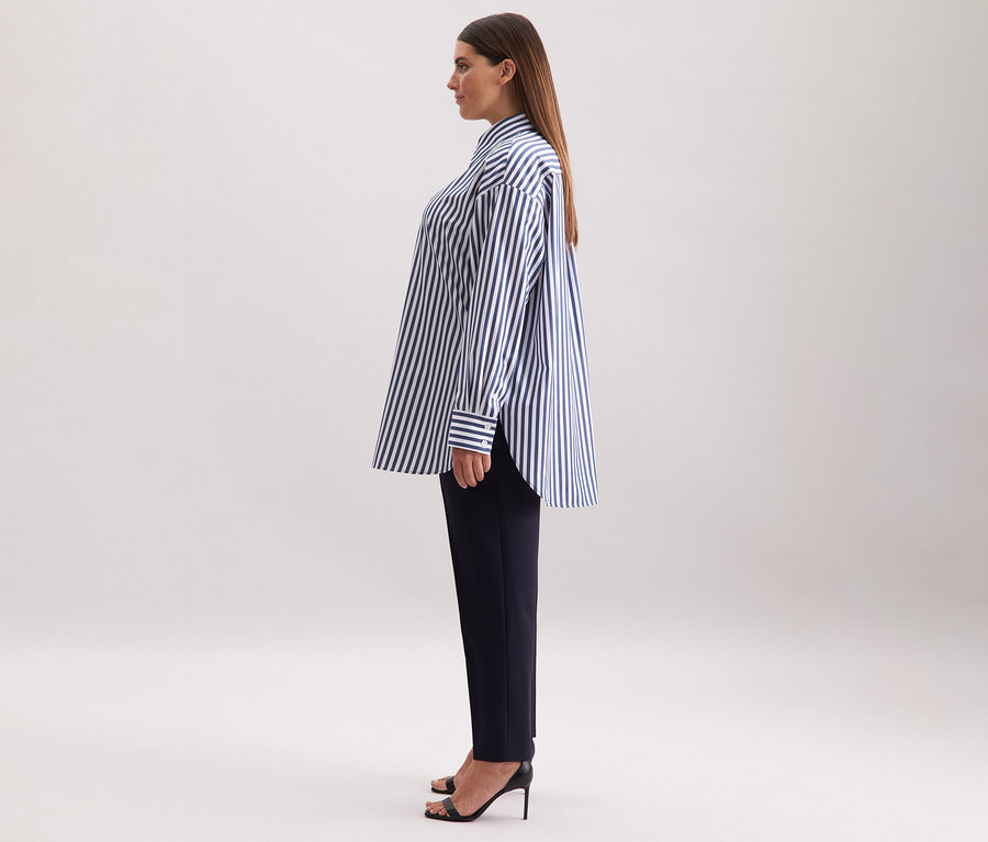 Femme portant une blouse-chemise grande taille Seidensticker à rayures.