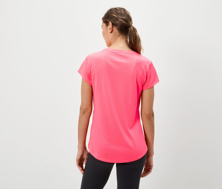 Une femme, vue de dos, porte un t-shirt rose et un legging noir.