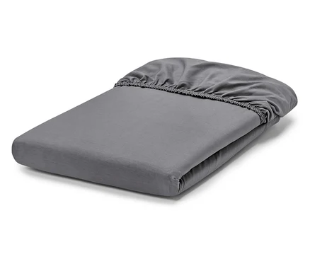 Drap-housse gris plié.