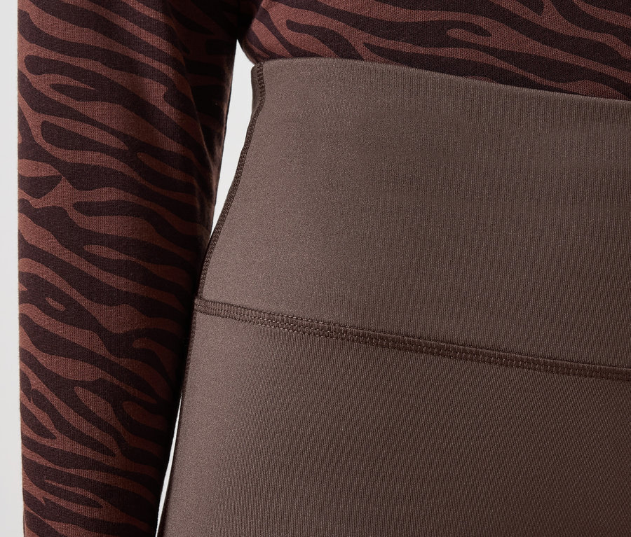Gros plan sur un legging marron pour femme et un haut marron à motif animal.