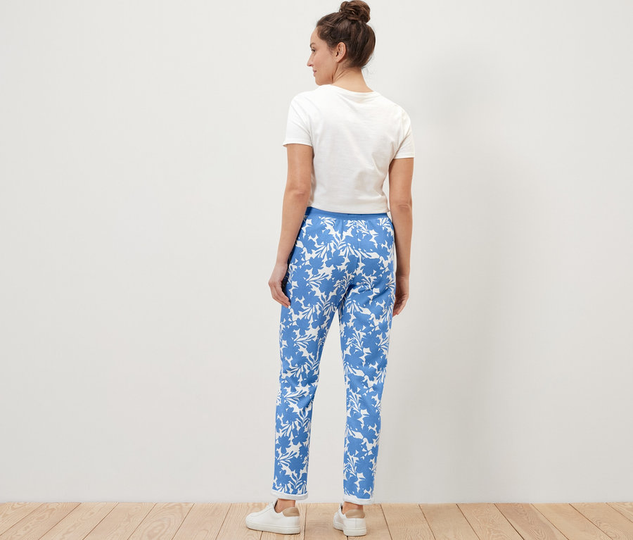 Une femme, vue de dos, porte un pantalon molletonné imprimé.