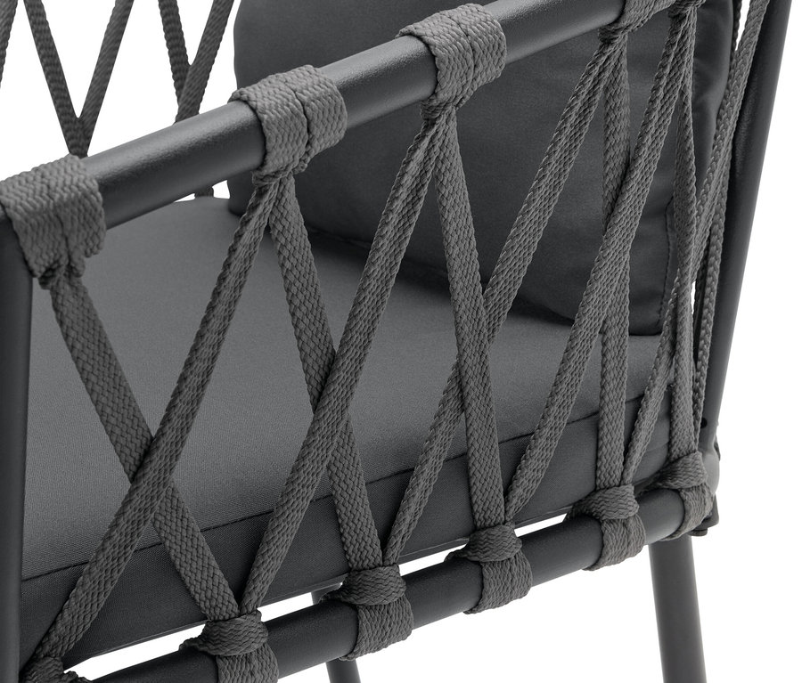 Gros plan sur une chaise de table à manger avec tressage textile.