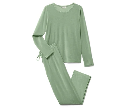 Un pyjama vert à manches longues avec un pantalon.