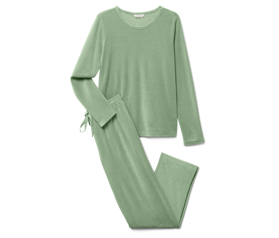 Un pyjama vert à manches longues avec un pantalon.