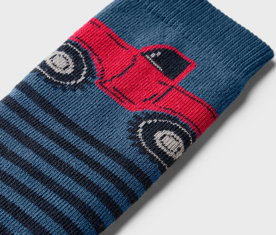 Gros plan d'une chaussette antidérapante pour enfant à motif camion, 2 paires.