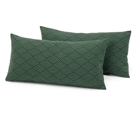 Deux coussins rectangulaires avec un motif géométrique dans les tons verts.