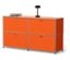 Un meuble de rangement orange avec quatre tiroirs, sur lequel reposent des livres et une lampe.