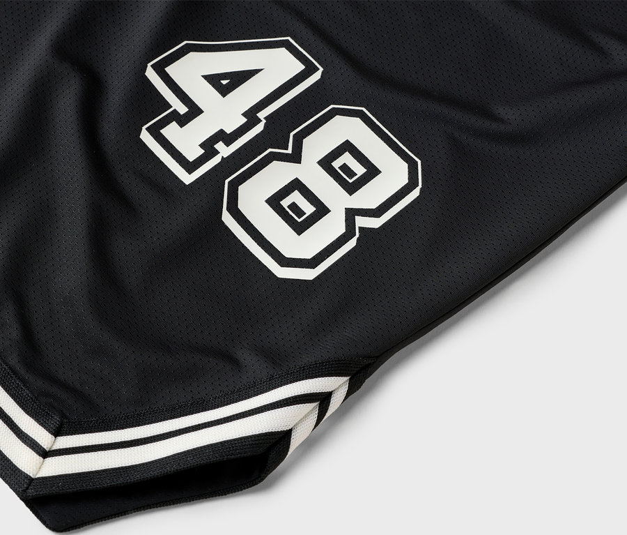 Gros plan sur un short de basketball noir avec le numéro 48 en blanc.