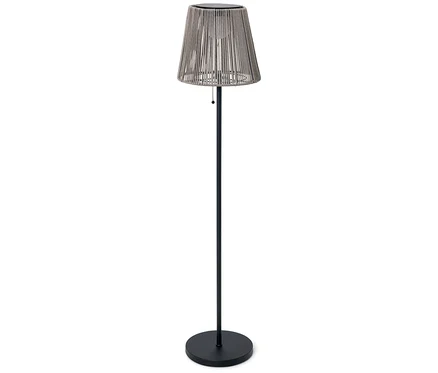 Un lampadaire unique avec un abat-jour en corde tressée et une base noire se dresse sur un fond blanc.