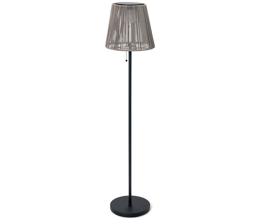 Un lampadaire unique avec un abat-jour en corde tressée et une base noire se dresse sur un fond blanc.