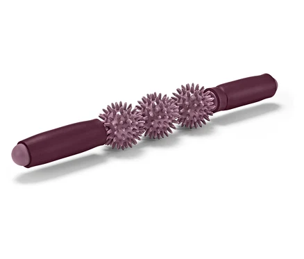 Un rouleau de massage violet avec trois boules à pointes repose sur un fond blanc.