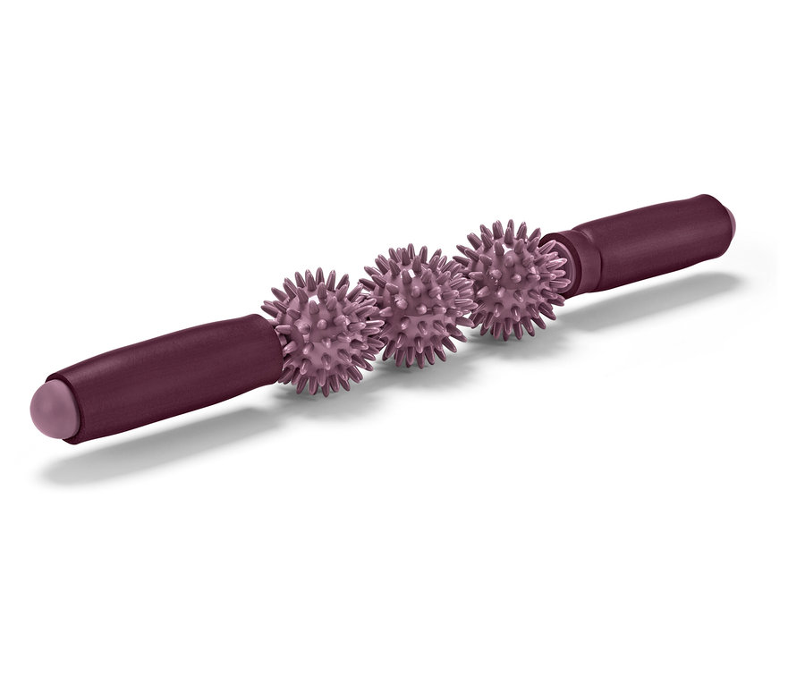 Un rouleau de massage violet avec trois boules à pointes repose sur un fond blanc.
