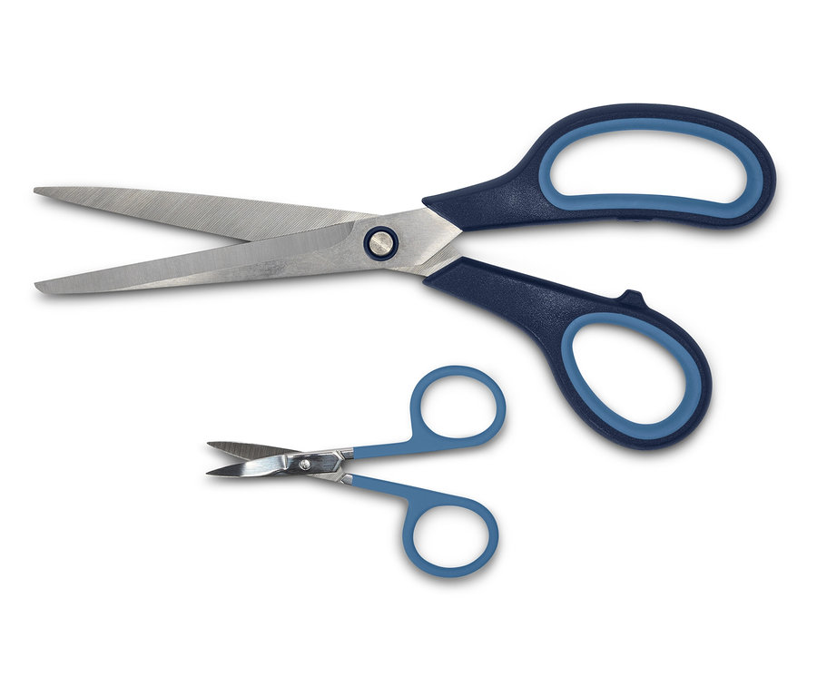 Une grande paire de ciseaux à manche bleu est posée à côté d'une petite paire de ciseaux à ongles sur un fond blanc.