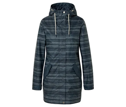 Imperméable rayé bleu marine avec capuche et cordons blancs sur fond blanc.