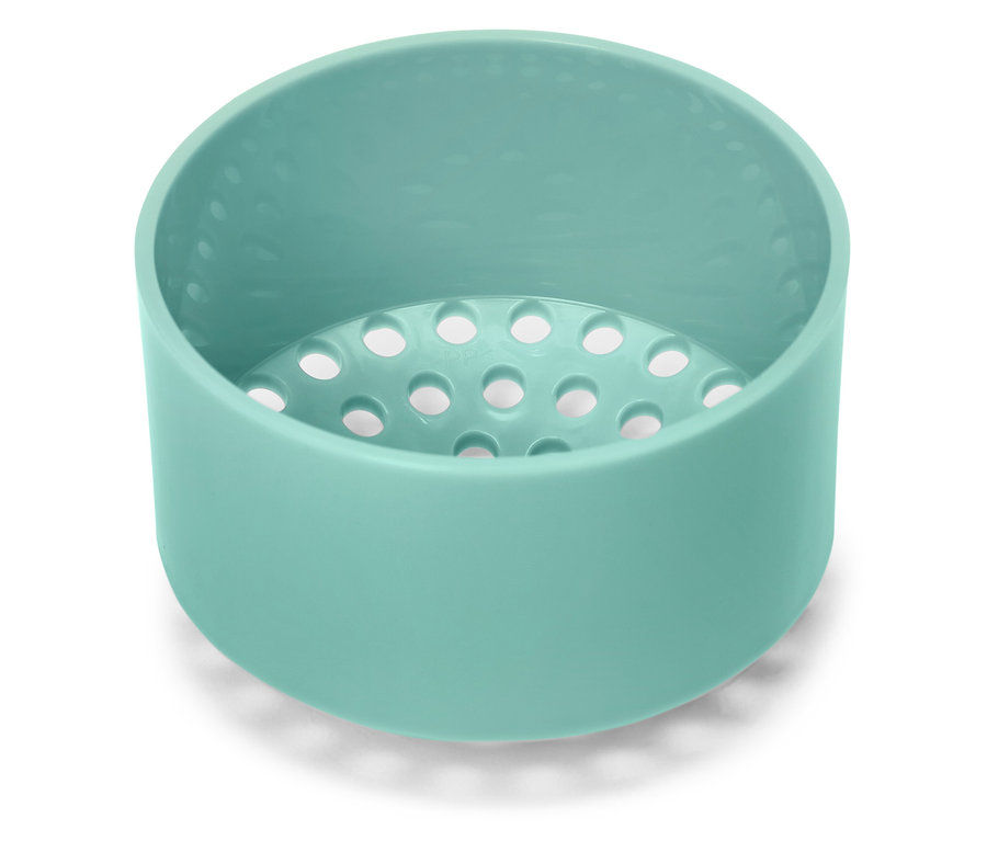 Un récipient turquoise avec des trous dans le fond.