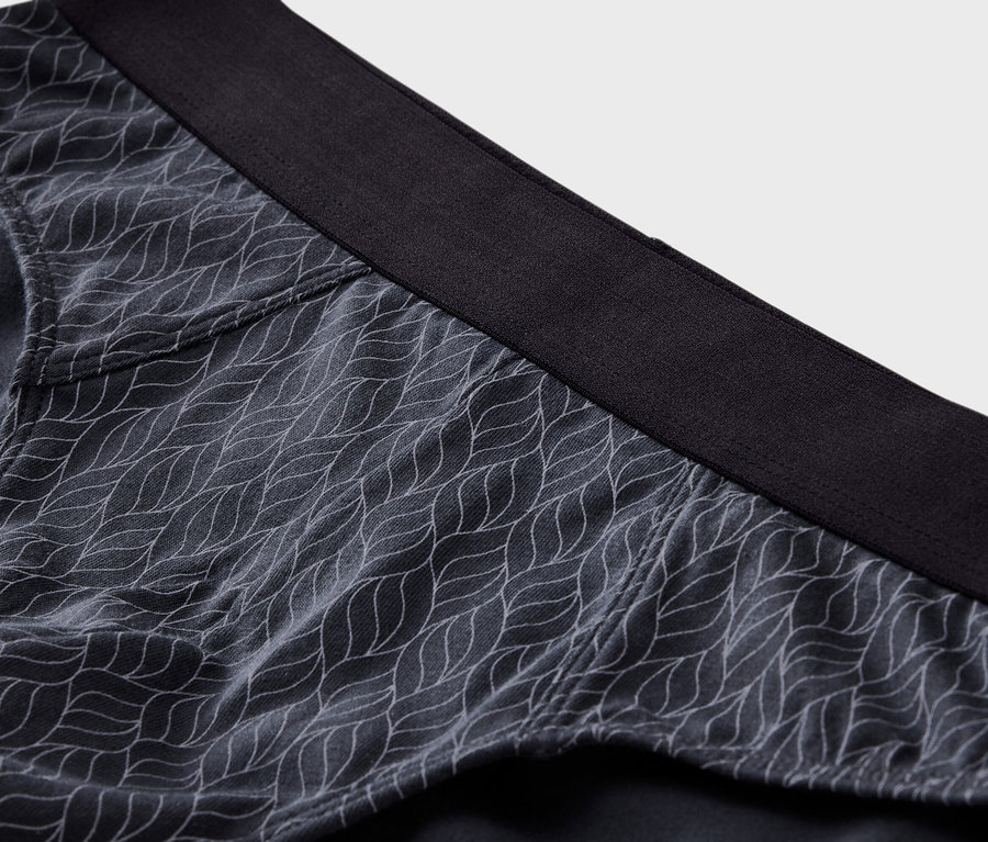 Gros plan sur un slip gris avec motif blanc et ceinture noire.