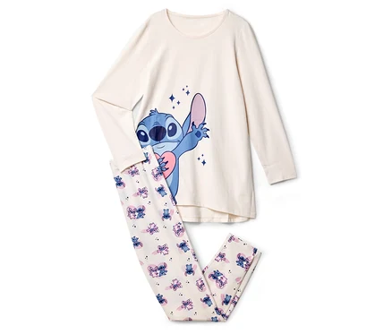 Un pyjama couleur crème avec un motif Stitch posé à plat sur un fond blanc.