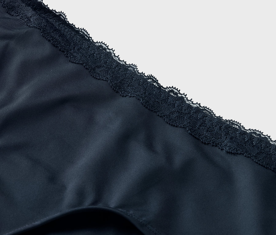 Gros plan de sous-vêtements bleu marine avec bordure en dentelle.