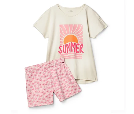 Un t-shirt beige avec l'inscription "Summer" et un short rose à palmiers sont posés sur un fond blanc.