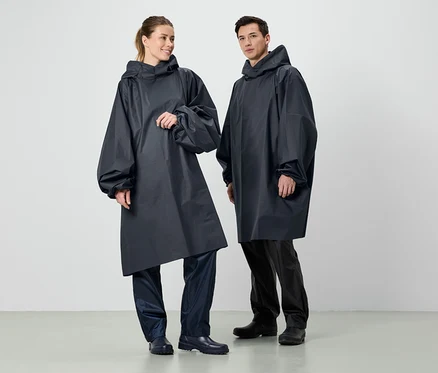 Deux personnes se tiennent côte à côte et portent des ponchos de pluie bleu marine à capuche.