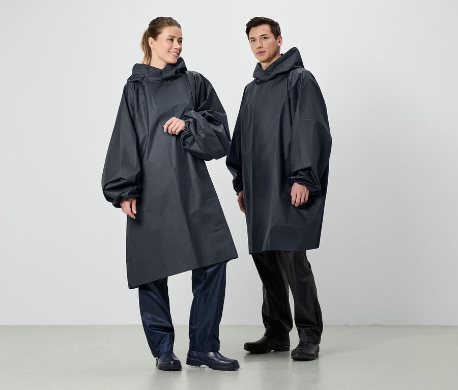 Deux personnes se tiennent côte à côte et portent des ponchos de pluie bleu marine à capuche.