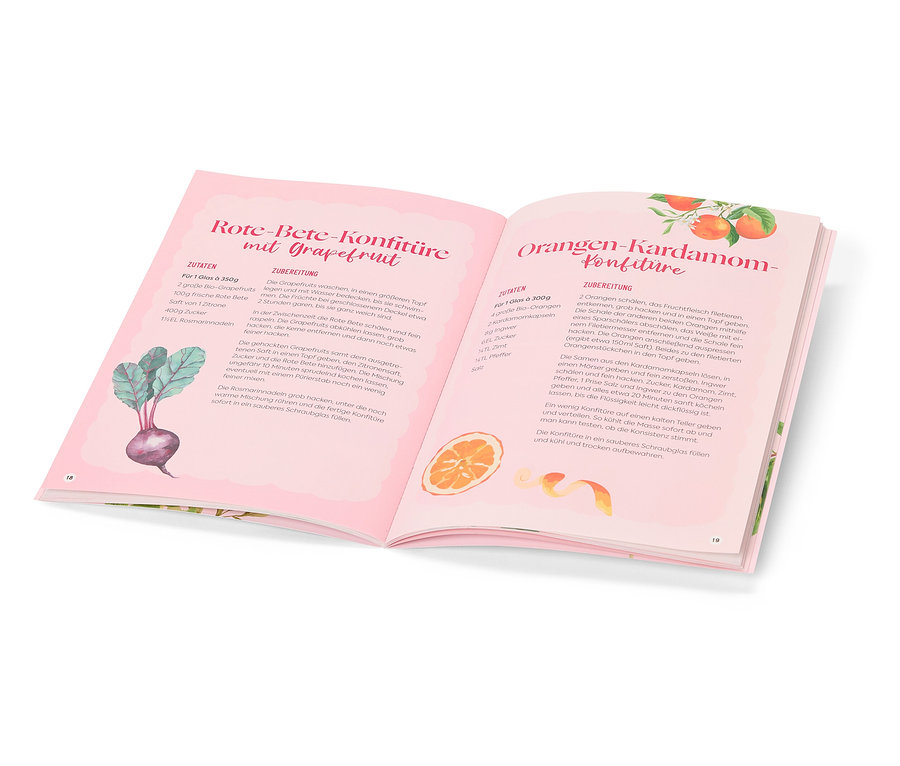 Un livre de cuisine ouvert « Mit Liebe selbstgemacht » présente des recettes de confiture de betteraves rouges au pamplemousse et de confiture d'oranges à la cardamome.
