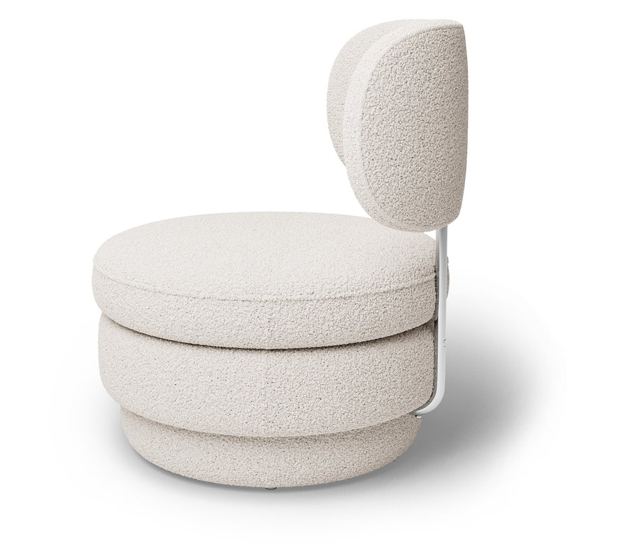 Un fauteuil crème avec des coussins ronds et un dossier en tissu bouclé se dresse sur un fond blanc.