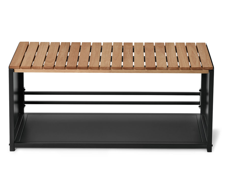 Un banc avec une assise en bois clair et un cadre en métal noir avec une étagère.