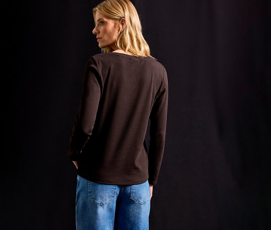 Femme blonde portant un maillot côtelé Street One marron.
