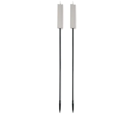 Deux torches de jardin beiges avec des manches noires se tenant côte à côte sur un fond blanc.
