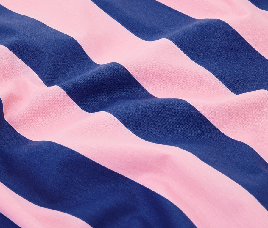 Gros plan d'un tissu ondulé à rayures bleu marine et roses.