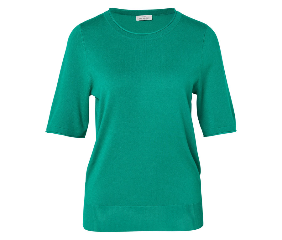 Un haut en tricot vert à manches courtes est posé sur un fond blanc.