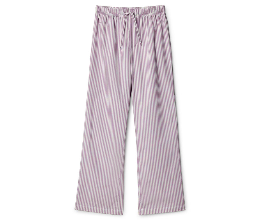 Un pantalon de pyjama long à rayures violettes et blanches est posé sur un fond blanc.