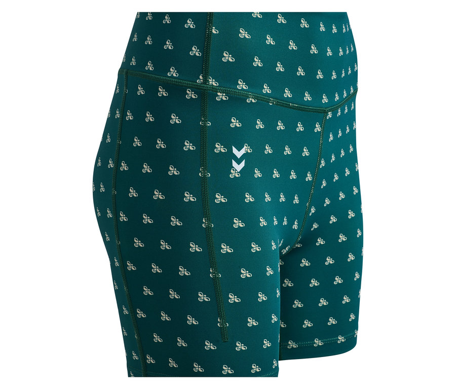 Gros plan sur un short HUMMEL pour femme vert avec motif blanc et logo.