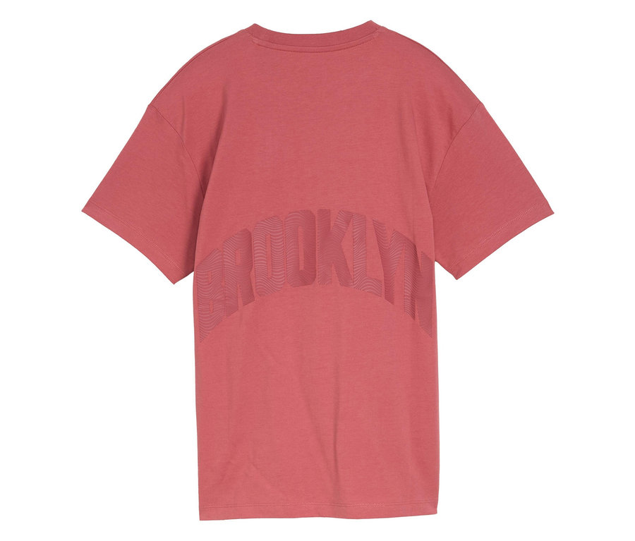 Gros plan sur un t-shirt rose avec l'inscription « BROOKLYN » dans le dos.