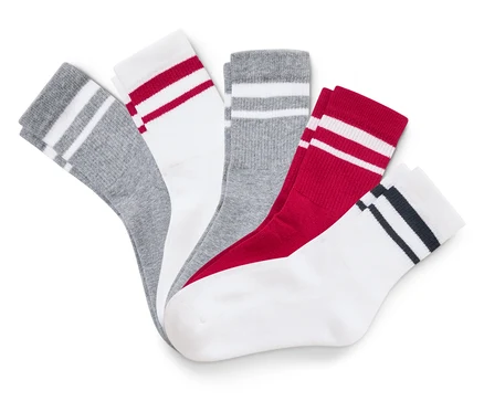Cinq chaussettes sont disposées côte à côte, avec des motifs à rayures gris, rouge et noir sur fond blanc.