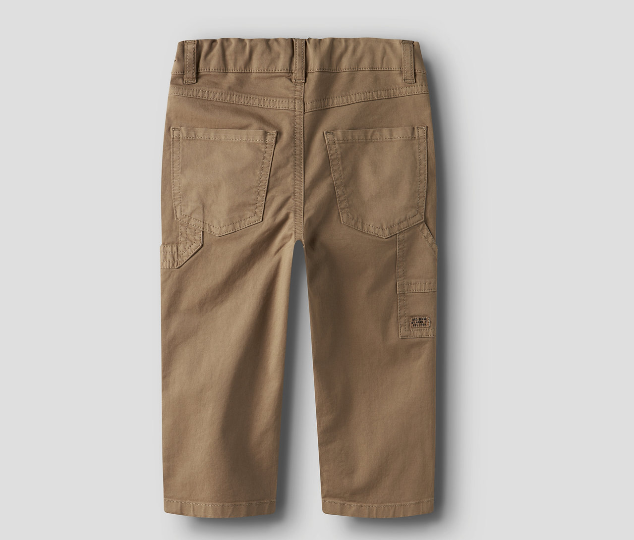 Vue arrière d'un pantalon en sergé beige NAME IT.