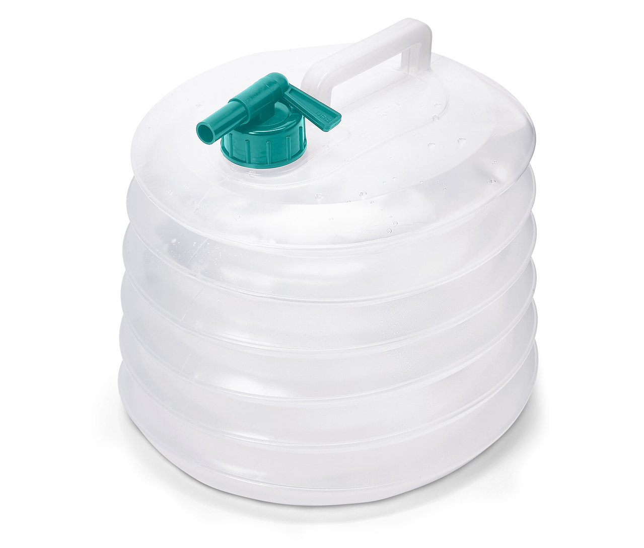 Un bidon d'eau transparent et pliable avec un robinet vert et une poignée blanche est posé sur un fond blanc.