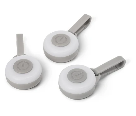 Trois lampes LED rondes blanches avec des accents gris et un clip sur fond blanc.