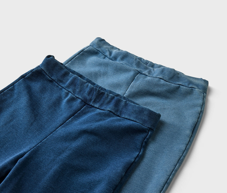 Gros plan de deux jeans de différentes nuances de bleu, posés l'un sur l'autre.