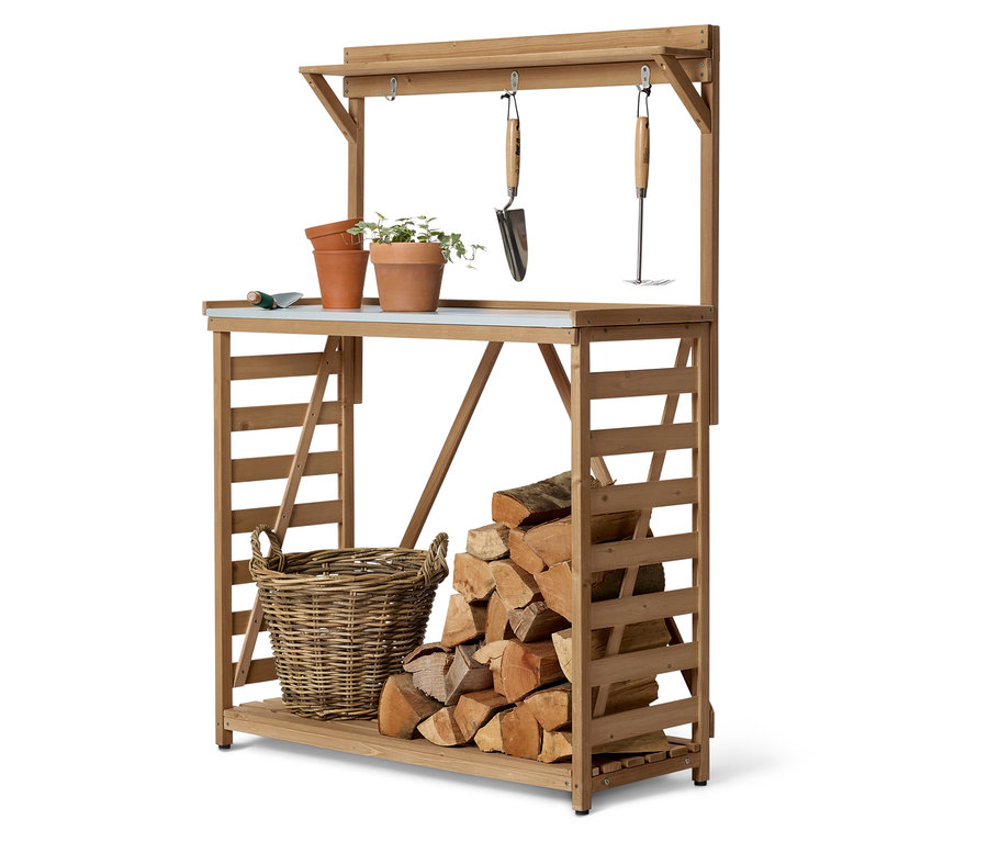 Étagère en bois avec plantes, pots, outils de jardinage, panier et bûches.