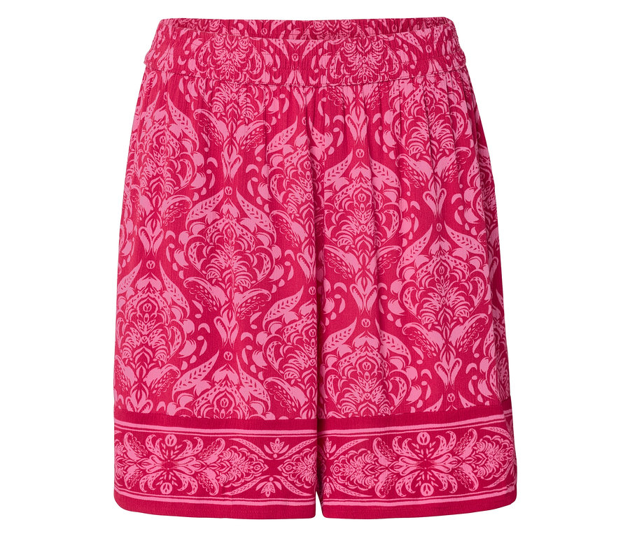 Gros plan d'un short rose à taille élastique et motif clair.