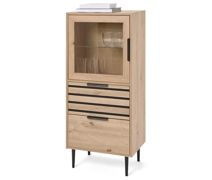 Une armoire en bois marron clair avec une porte en verre en haut et trois tiroirs en dessous, reposant sur quatre pieds noirs. Deux livres sont posés sur l'armoire.