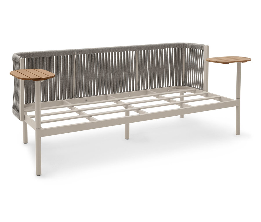 On voit un canapé de jardin avec 2 tables tournantes.