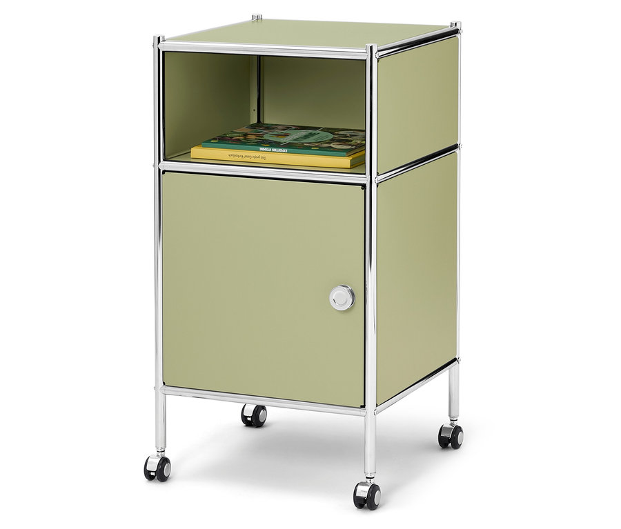 Une table de chevet vert clair avec des détails argentés et des roulettes se dresse sur un fond blanc.