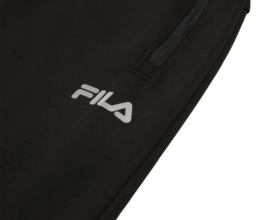 Vue détaillée d'un pantalon de jogging noir avec une poche zippée et un logo Fila argenté.
