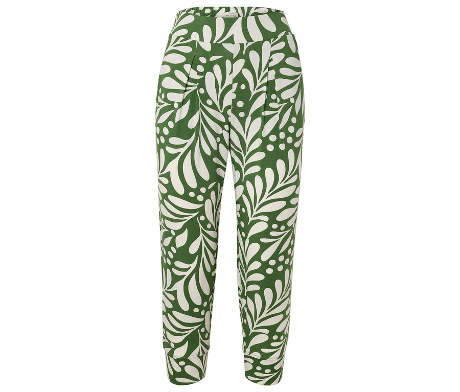 Pantalon vert avec motif de feuilles blanches.