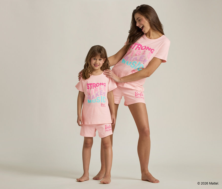 Une mère et sa fille portent des shorts et des t-shirts roses Barbie assortis avec l'inscription "Strong Girls Make Music".