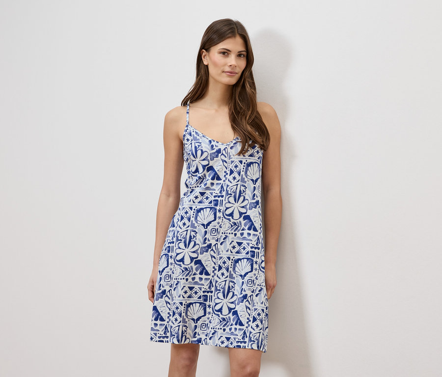 Femme portant une robe d'été bleue et blanche sans manches.