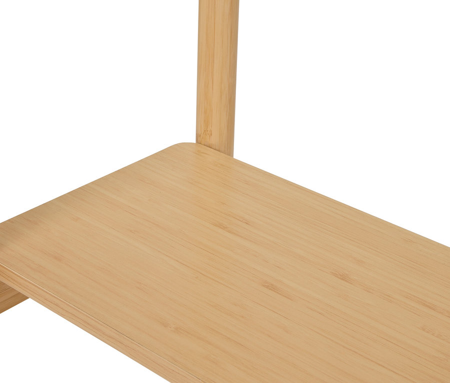 Vue détaillée d'une étagère en bambou marron clair.